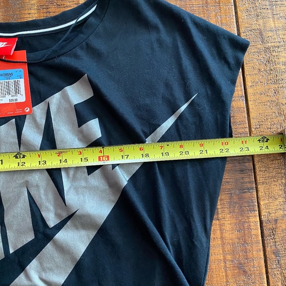 NWT Nike Sportswear Relaxed Fit Logo Swoosh Black Metallic Pewter Gray T-Shirt M - Picture 8 of 9